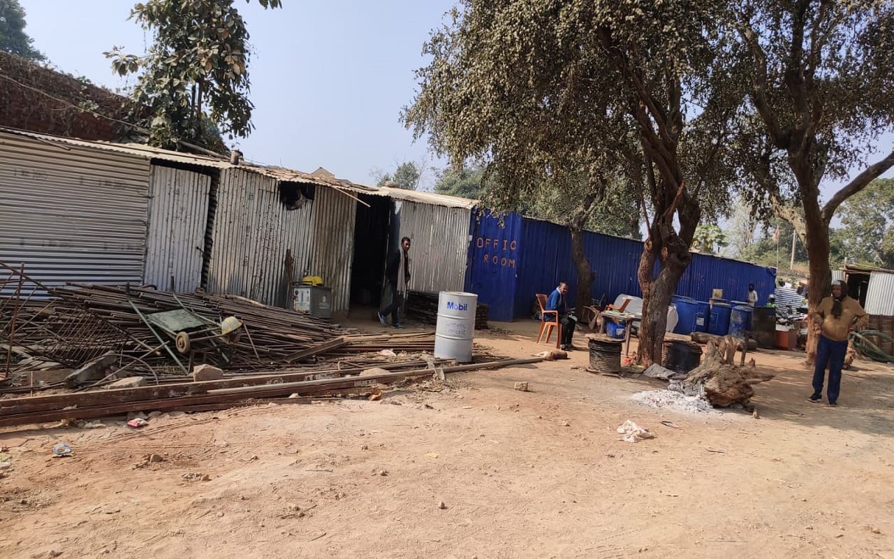 झारखंड के लातेहार में नक्सलियों का हमला, कर्मियों के साथ मारपीट, रेल लाइन का काम बंद करने की धमकी