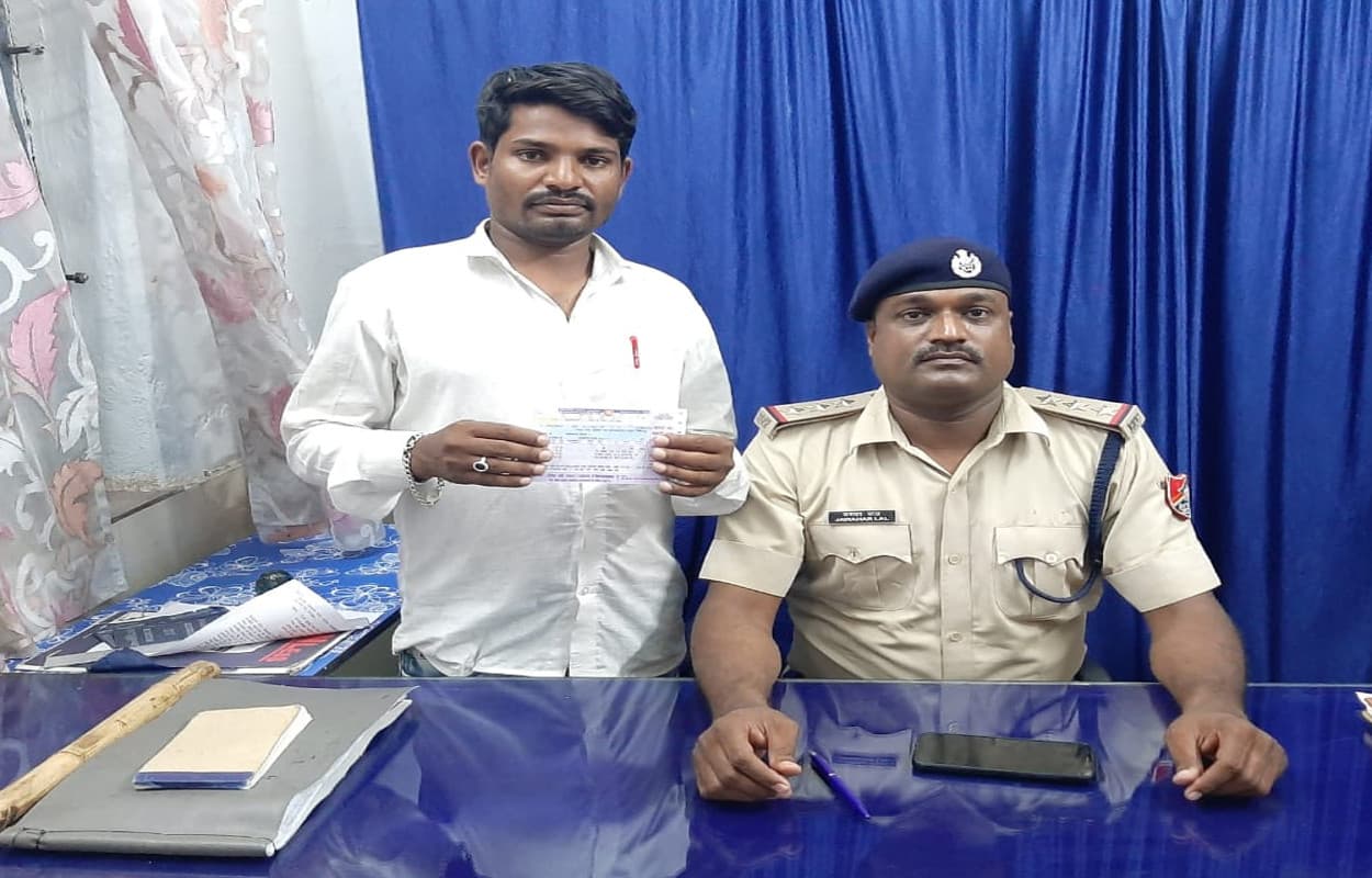 कोडरमा में रेल टिकट की दलाली में एक आरोपी गिरफ्तार, दूसरा फरार