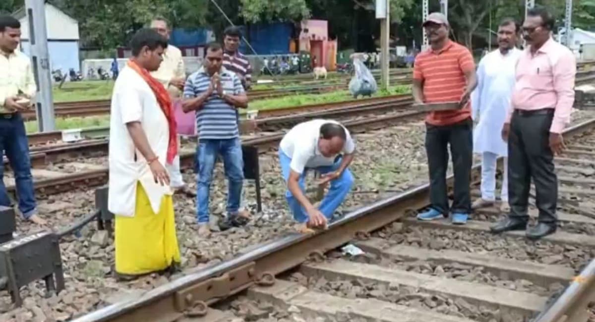 Vishwakarma Puja 2021: चक्रधरपुर में रेल पटरी की हुई पूजा, छोटी- छोटी ट्रॉली में भी विराजमान हुए विश्वकर्मा
