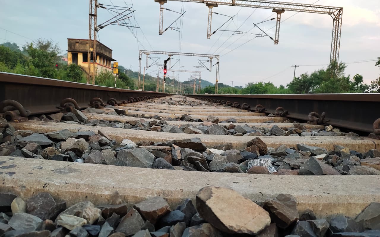 Rail Track Collapsed: मुंगेर में तेज बारिश से धंसी रेल पटरी, चरवाहे की सतर्कता से बड़ा हादसा टला