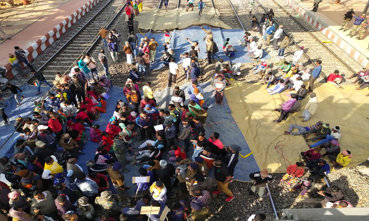 IRCTC/ Indian Railways News : एक्सप्रेस ट्रेनों के ठहराव की मांग को लेकर गोईलकेरा में 
ग्रामीणों का अनिश्चितकालीन रेल चक्का जाम, कई ट्रेनें प्रभावित