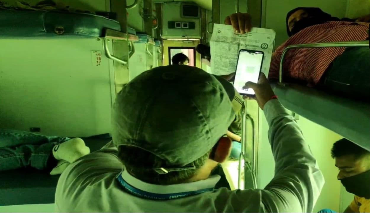 IRCTC/Indian Railways : रेलवे ने टिकट चेकिंग के लिए किया ये बड़ा बदलाव, हाथ में लेकर रिजर्वेशन स्लिप की जांच नहीं करेंगे टीसी