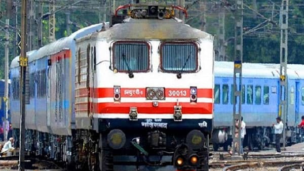 Indian Railway : लखनऊ- गोरखपुर बीच लोको पायलट को आई नींद, बुढ़वल पर ट्रेन खड़ी कर चले गए ... बरपा हंगामा