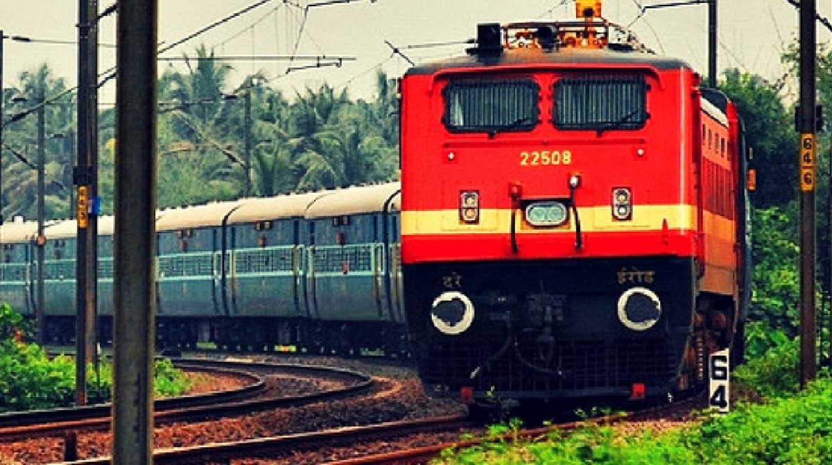 क्या नौकरियों में कटौती के साथ रेलवे का किया जा रहा सम्पूर्ण निजीकरण ? जानें वायरल मैसेज की सच्चाई