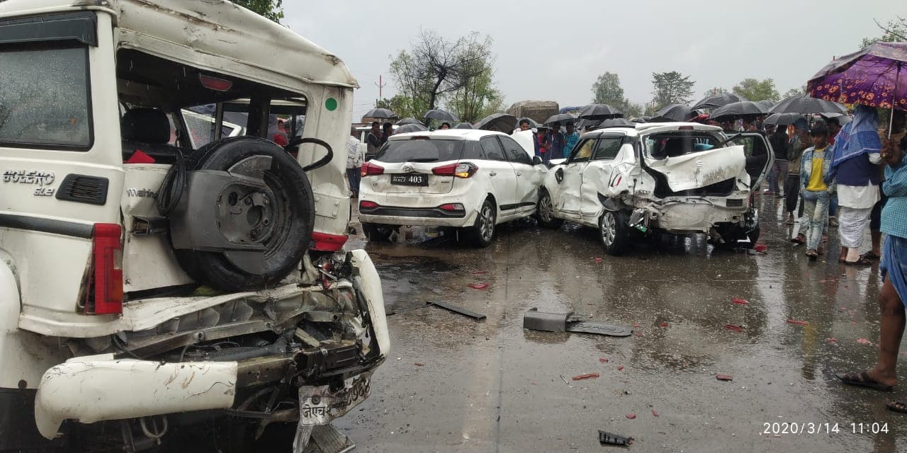 बरकट्ठा में बारिश से छह वाहन आपस में भिड़े, एक की मौत तीन गंभीर