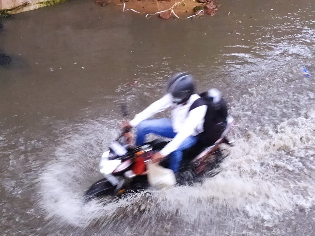 IN PICS: एक घंटा की बारिश में पानी-पानी राजधानी, दो-तीन फुट तक जम गया पानी