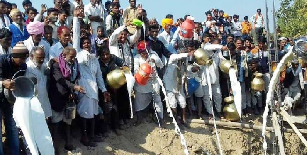 Rajasthan News: राजस्थान में गजब की श्रद्धा, मंदिर की नींव भराई में डाला 11 हजार लीटर दूध, दही और देसी घी