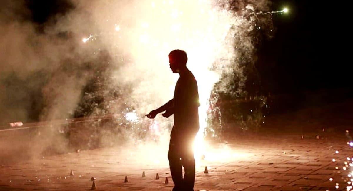 Firecrackers: दिवाली की रात पंजाब में 2 घंटे, तो दिल्ली में आतिशबाजी पर लगी है रोक, जानें वजह