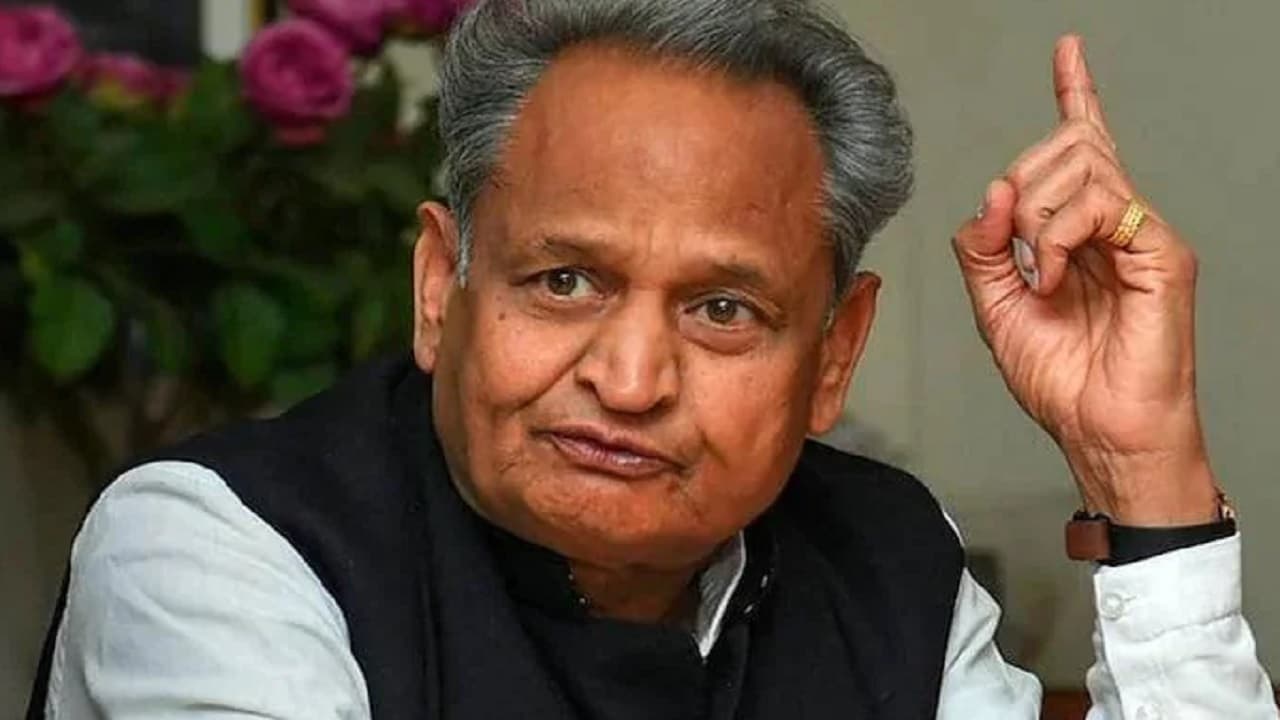 Pegasus मुद्दे पर देश को जवाब दें पीएम, नए खुलासे पर राजस्थान के सीएम ने केंद्र को घेरा