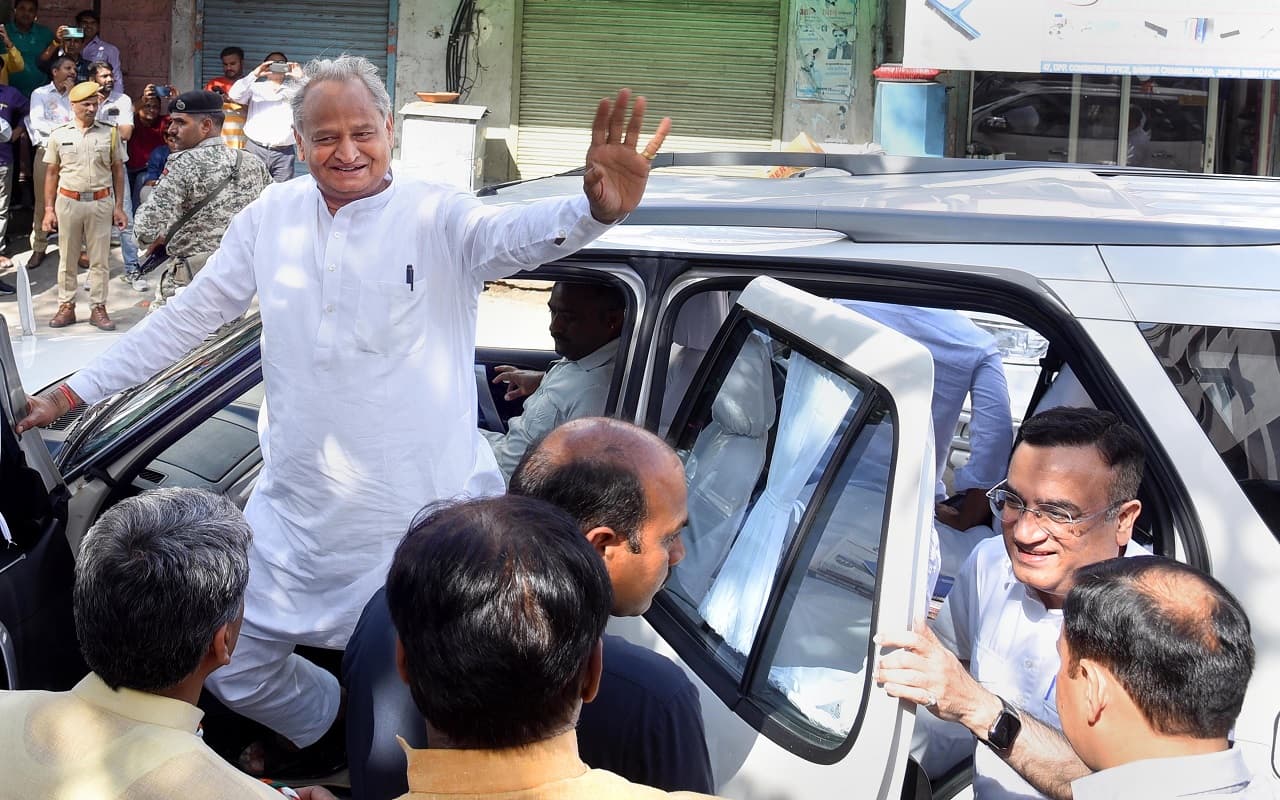 Rajasthan Congress: सियासी संकट से घिरे CM अशोक गहलोत आज करेंगे सोनिया से मुलाकात, नोटिस का भी देंगे जवाब
