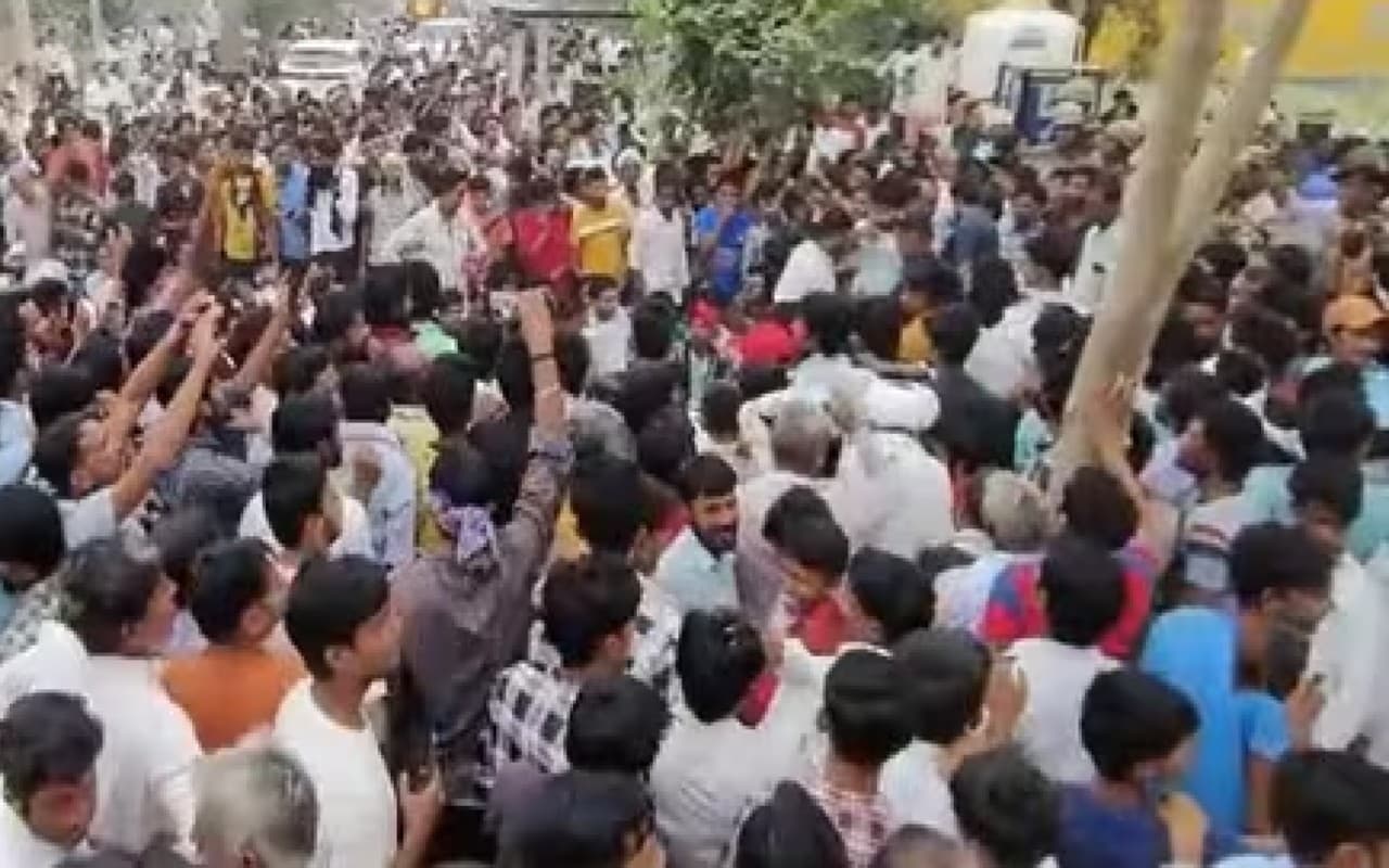 राजस्थान के दौसा में पुलिस कांस्टेबल की बेटी के साथ दुष्कर्म, गुस्से में लोगों ने किया प्रदर्शन