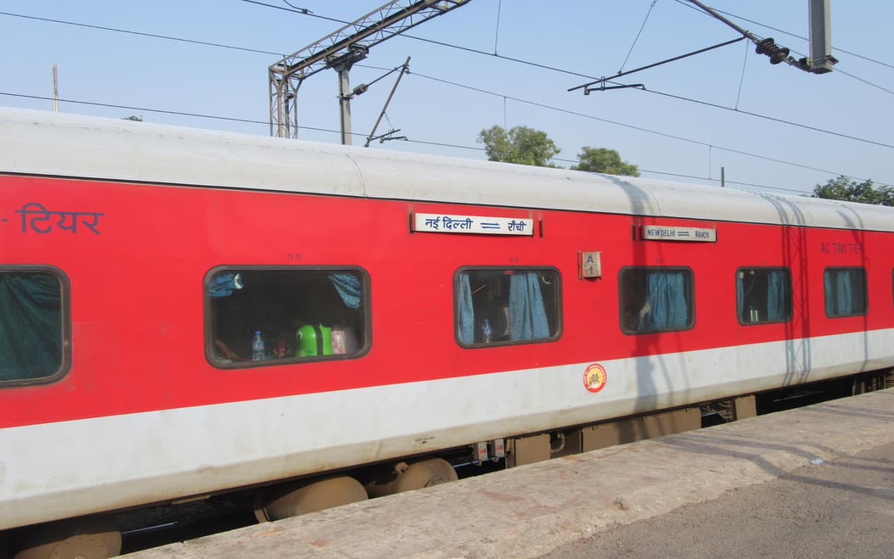 रांची-नयी दिल्ली राजधानी ट्रेन में मिला बासी खाना, यात्रियों ने की शिकायत