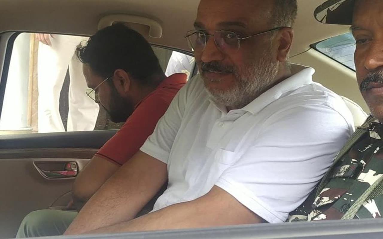 अधिवक्ता राजीव कुमार और इनकी पत्नी के नाम पर अर्जित संपत्ति के बारे में ED कर सकती है पूछताछ