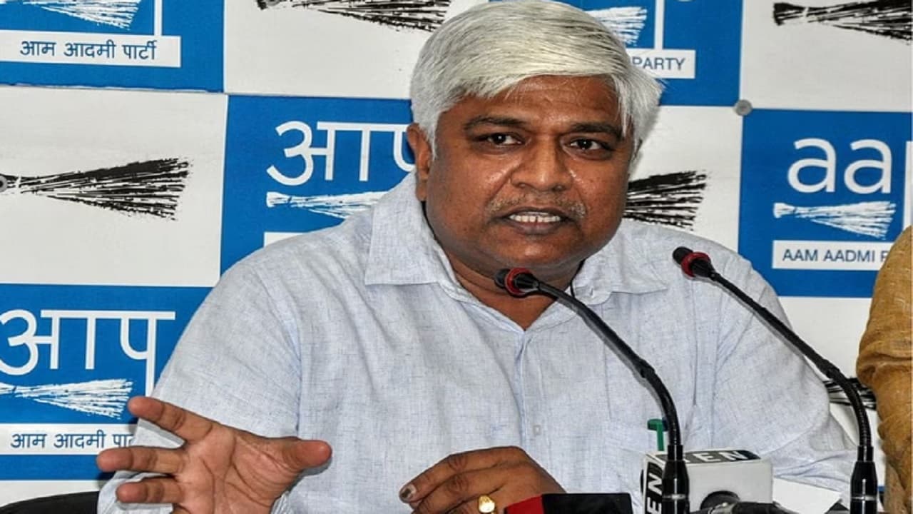 Delhi News: पूर्व मंत्री राजेंद्र पाल गौतम की बढ़ीं मुश्किलें, दिल्ली पुलिस ने पूछताछ के लिए बुलाया