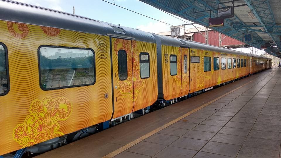 IRCTC/Indian Railway News: यात्रियों के लिए अच्छी खबर, अब ट्रेन के अंदर ही डेबिट और क्रेडिट कार्ड से कर सकेगा लेन-देन