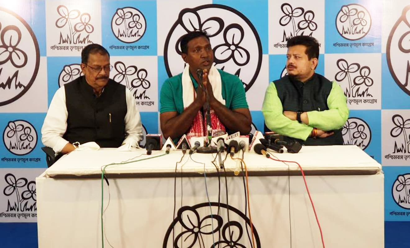 पश्चिम बंगाल चुनाव 2021: उत्तर बंगाल के आदिवासी नेता तृणमूल कांग्रेस में शामिल, बोले, ममता को आदिवासियों से प्यार पश्चिम बंगाल चुनाव 2021: उत्तर बंगाल के आदिवासी नेता तृणमूल कांग्रेस में शामिल, बोले, ममता को आदिवासियों से प्यार