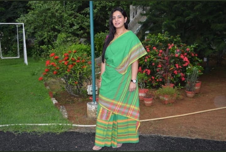 झारखंड की महिला आइएएस अधिकारी को पसंद आयी ‘संथाली पंछी साड़ी’, सोशल मीडिया पर शेयर की Pics