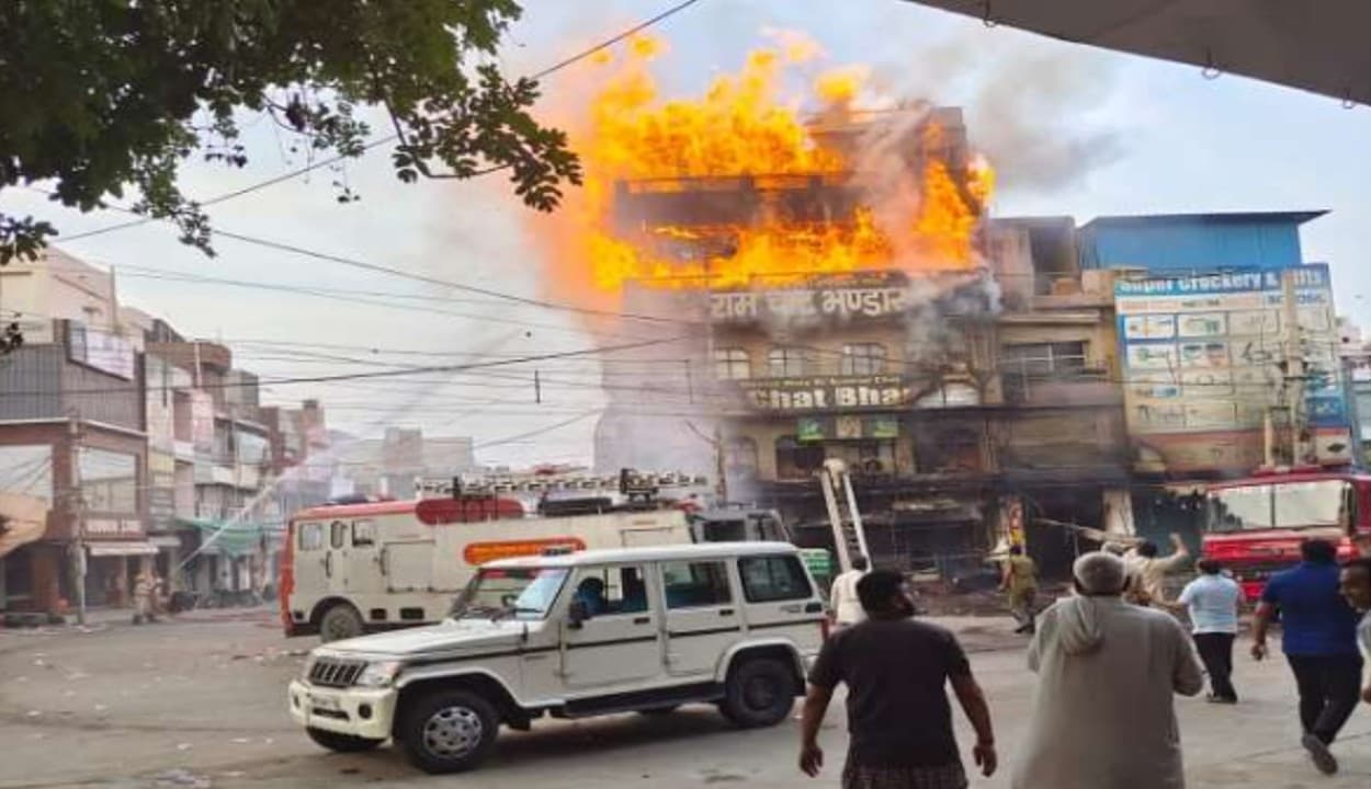 हिसार के प्रसिद्ध राजगुरु मार्केट में लगी भीषण आग, हादसे में मशहूर राम चाट भंडार का कर्मचारी जिंदा जला