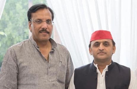 Income Tax Raid: UP में लखनऊ, मैनपुरी, आगरा समेत 12 जगहों पर आयकर का छापा, सपा से जुड़े लोगों पर बड़ी कार्रवाई