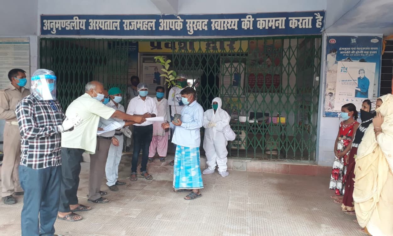 साहिबगंज में 7 लोगों ने जीता कोरोना से जंग, पौधा और ताली बजा कर सम्मानपूर्वक हुई विदाई