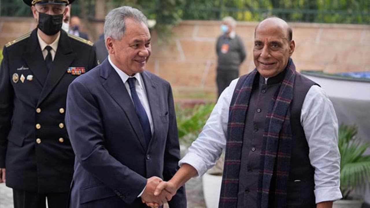 ‘डर्टी बम’ फोड़कर रूस को उकसा सकता है यूक्रेन, रूसी रक्षा मंत्री ने राजनाथ सिंह के सामने जताई चिंता