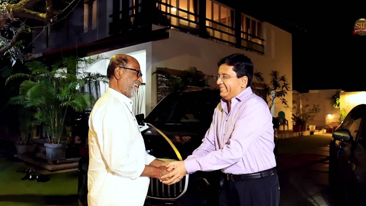 सुपरस्टार रजनीकांत को 'जेलर' फिल्म के प्रोड्यूसर ने गिफ्ट की बीएमडब्ल्यू एक्स 7 कार