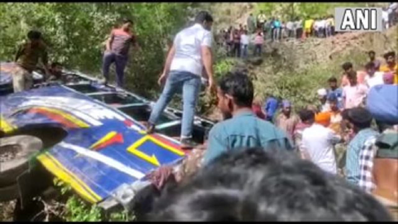 Rajouri Bus Accident: जम्मू-कश्मीर के राजौरी के नौशेरा में गहरी खाई में गिरी मिनी बस, एक की मौत, 56 घायल