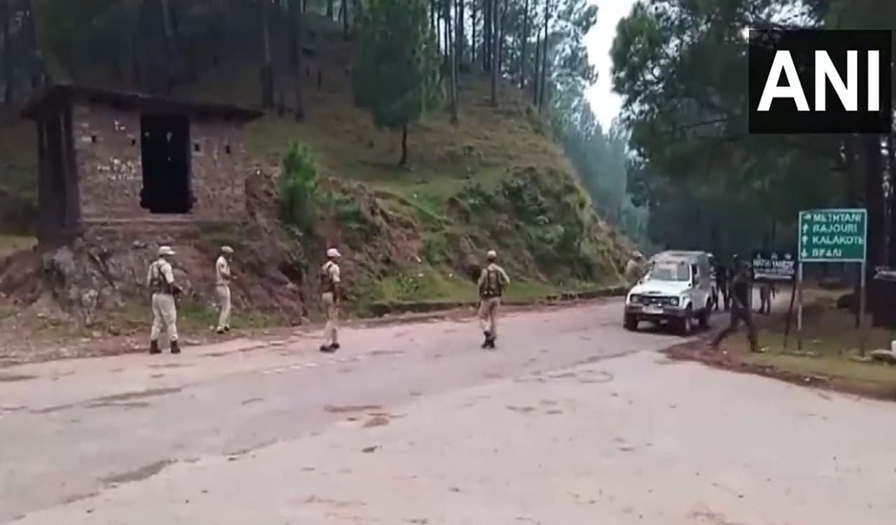 J&K: राजौरी एनकाउंटर में सुरक्षाबलों ने एक आतंकी को किया ढेर, कार्रवाई में एक जवान और आर्मी डॉग शहीद