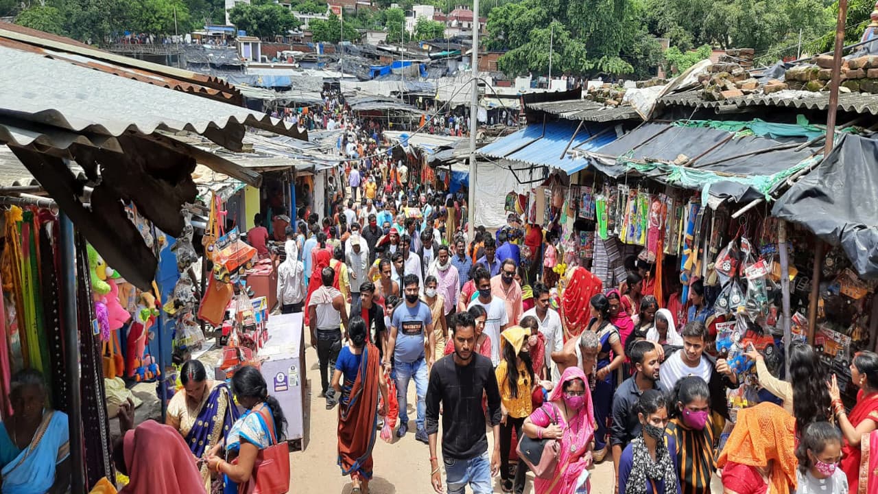 रामगढ़ में मां छिन्नमस्तिके मंदिर बंद, फिर भी श्रद्धालुओं की उमड़ी भीड़, यह लापरवाही कहीं ना पड़ जाये भारी