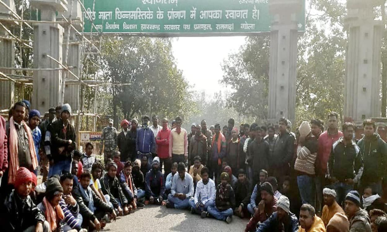 झारखंड के प्रसिद्ध शक्तिपीठ मां छिन्नमस्तिका मंदिर के दुकानदार क्यों दुकान छोड़ बैठे धरने पर, जानें