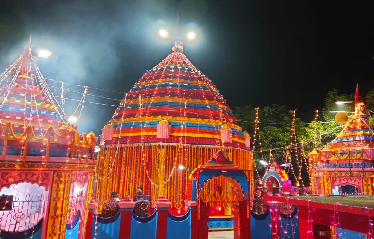 अमावस्या में रातभर हुई मां छिन्नमस्तिके की पूजा आराधना, मंदिर की आकर्षक लाइटिंग देख मंत्रमुग्ध हुए श्रद्धालु