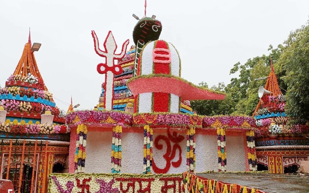 Durga Puja 2022: कोलकाता के फूलों से सजा मां छिन्नमस्तिके मंदिर, श्रद्धालु हो रहे मोहित