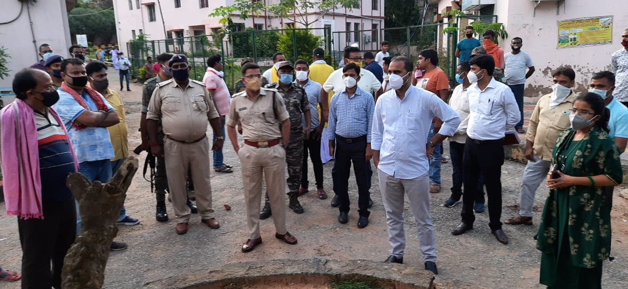 Shardiya Navratri 2020 : उपायुक्त ने किया रजरप्पा मंदिर का दौरा, 8 अक्टूबर से दर्शन देंगी मां छिन्नमस्तिके Shardiya Navratri 2020 : उपायुक्त ने किया रजरप्पा मंदिर का दौरा, 8 अक्टूबर से दर्शन देंगी मां छिन्नमस्तिके