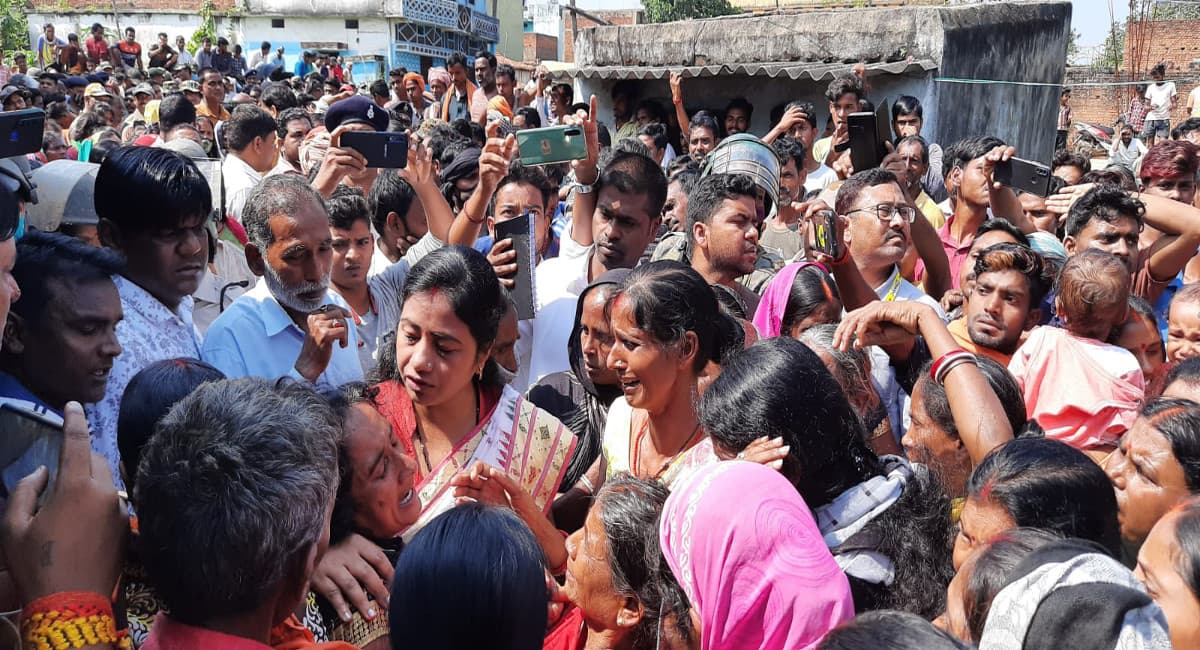 झारखंड पुलिस पर लगा वृद्ध महिला के साथ मारपीट का आरोप,मौत से गुस्से में ग्रामीण, राजनेता पहुंचे बड़कीपोना गांव