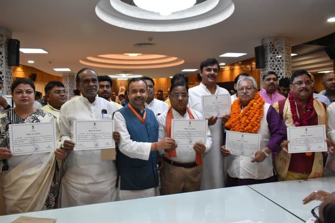 यूपी से राज्‍यसभा की 11 सीट पर निर्व‍िरोध हुआ चुनाव, बीजेपी के 8 और सपा के 3 सांसदों को मिला सर्ट‍िफ‍िकेट