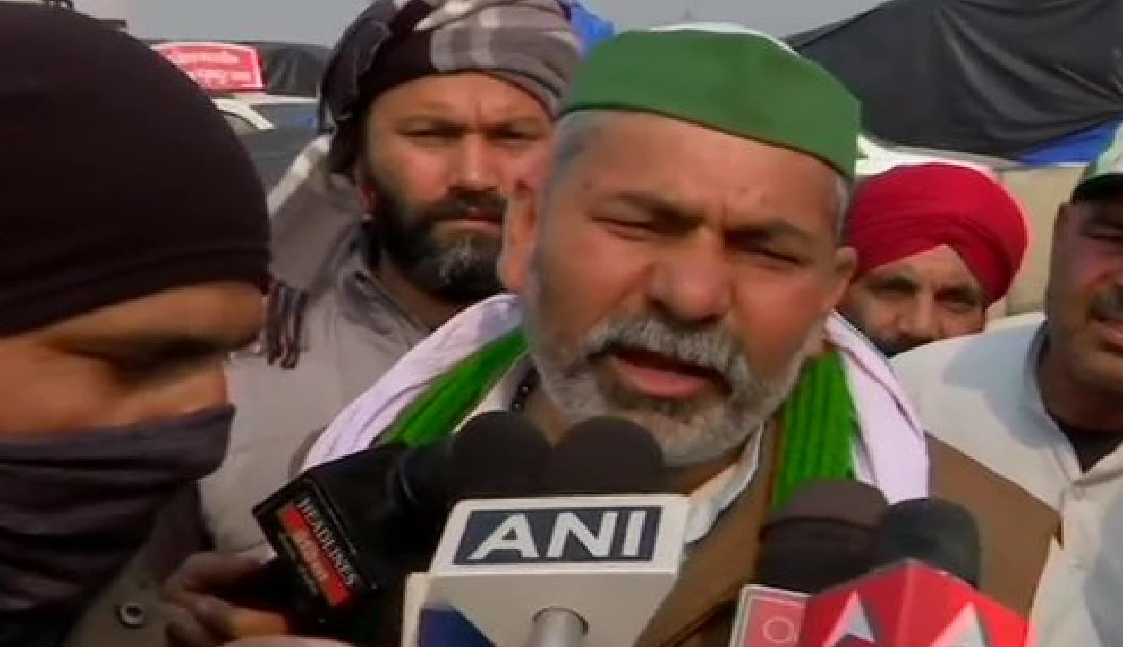 Tractor Rally Violence : खास झंडा फहराने वाले को क्यों नहीं मारी गयी गोली ? राकेश टिकैत ने हिंसा के लिए प्रशासन पर लगाया गंभीर आरोप