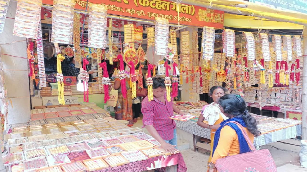 रक्षाबंधन के लिए रंग-बिरंगी राखियों से सजा पटना का बाजार, इस बार ट्रेंड में हैं ये राखियां