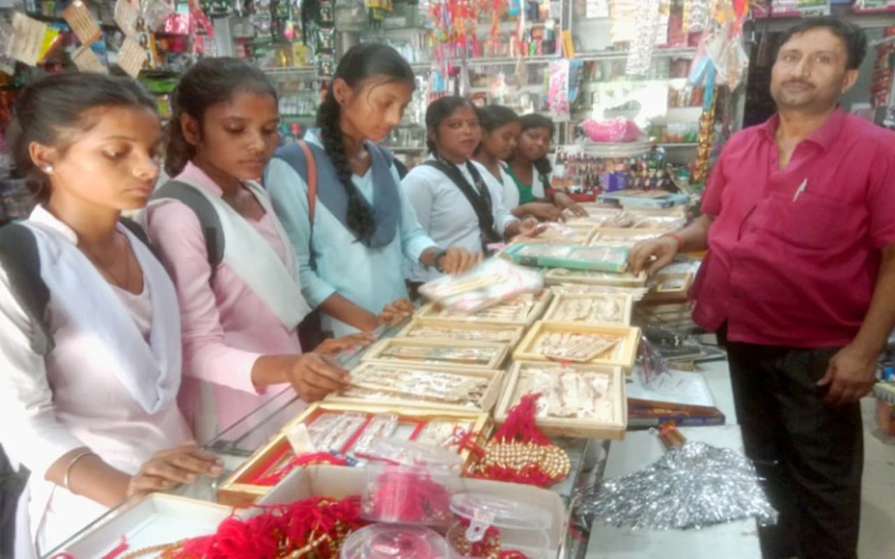 Raksha Bandhan 2023: एक धागे में आज बंधेगा भाई-बहन का अटूट प्यार, बाजारों में रही चहल-पहल, देखें Pics
