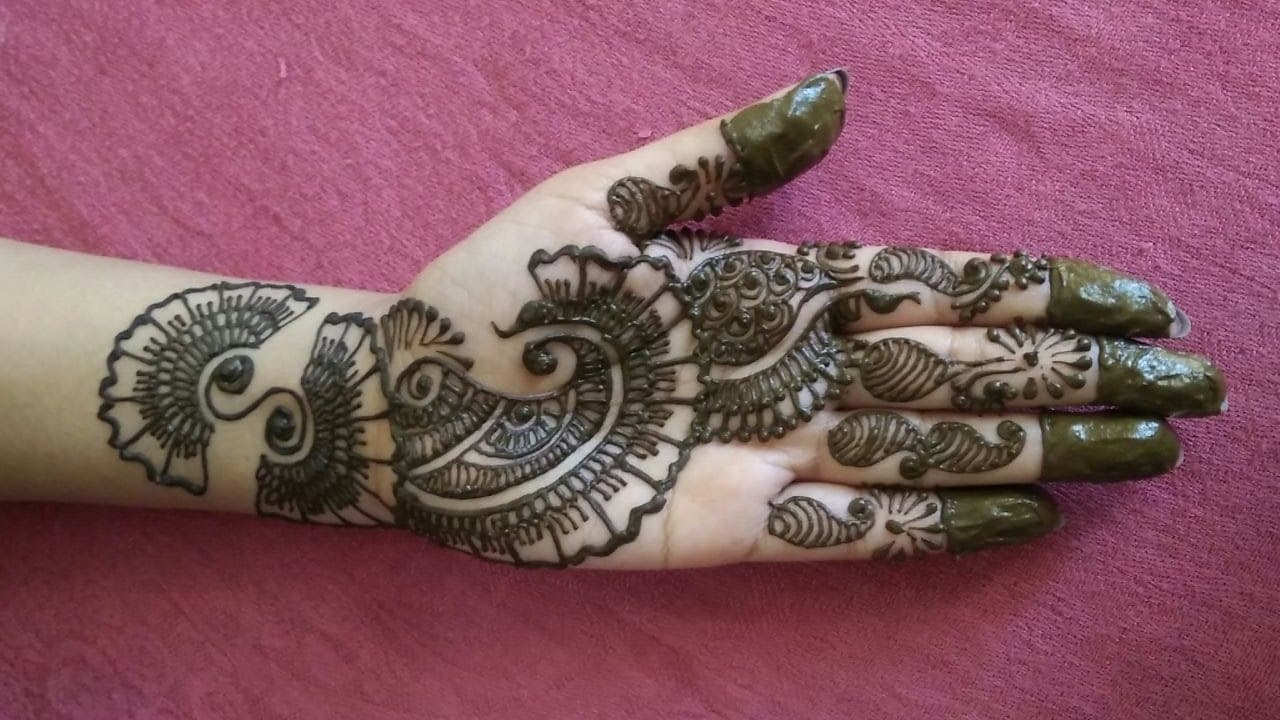 Bihar Election 2020: मतदान को लेकर बिखरने लगा चुनावी रंग, कहीं हाथों में लगाई जा रही मेहंदी तो कहीं पेंटिंग प्रतियोगिता का आयोजन...