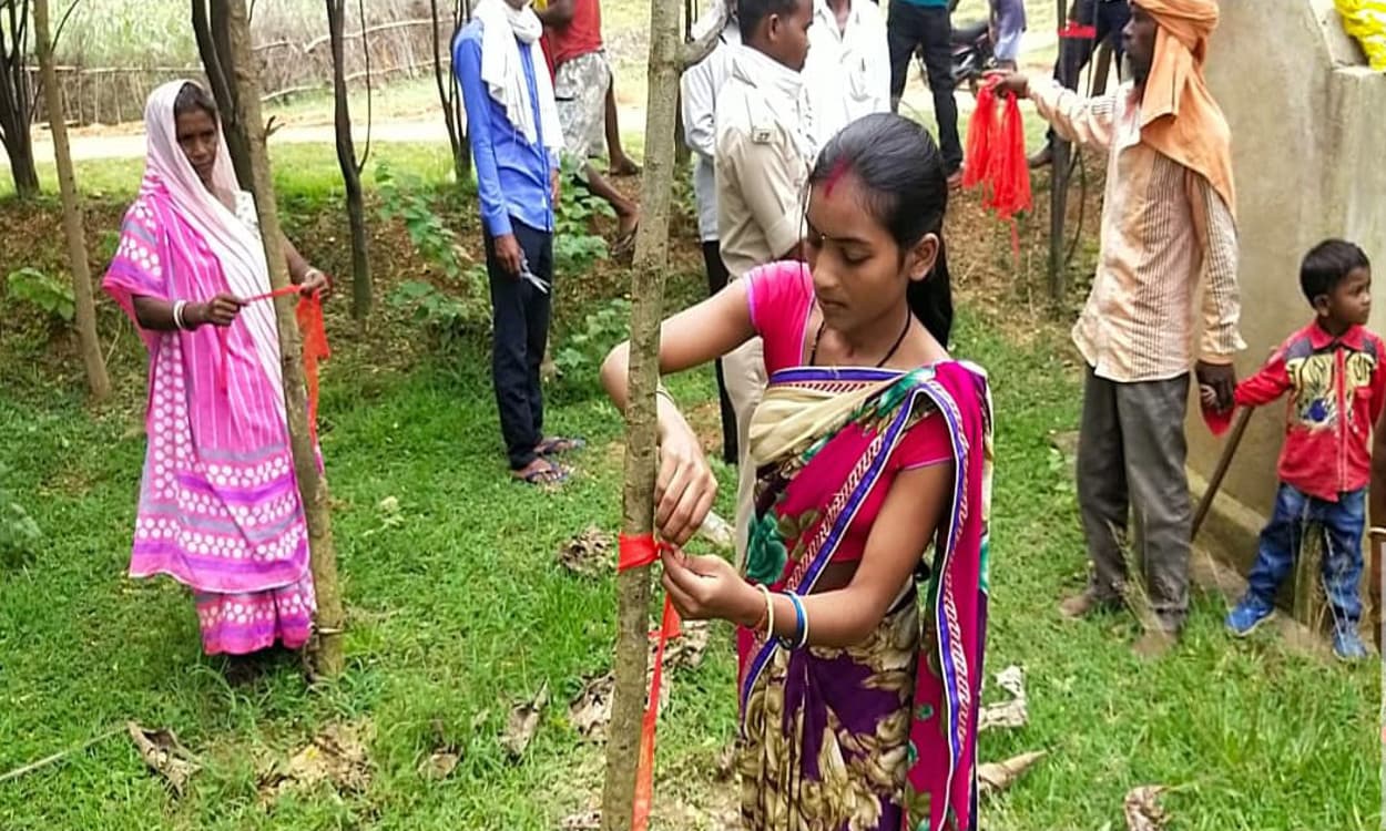 ललपनिया में ग्रामीणों ने पेड़ों पर रक्षा सूत बांध कर वनों को बचाने का लिया संकल्प