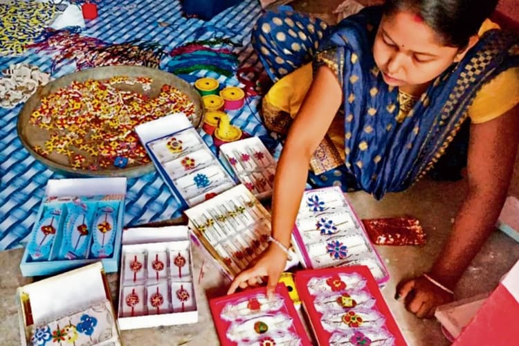 Prabhat Special: गोबर से राखियां बना रहीं महिलाएं, सस्ते में बेचकर कमा रहीं अच्छा मुनाफा