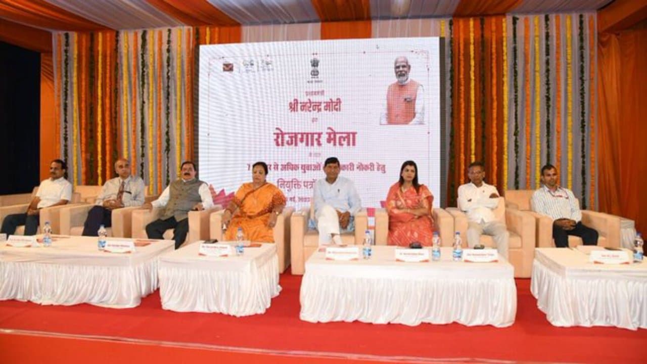 भारत में बेरोजगारी कहां? सिनेमा हॉल और मॉल में रखे तो जाते हैं प्लंबर और सिक्योरिटी गार्ड : बीजेपी एमपी