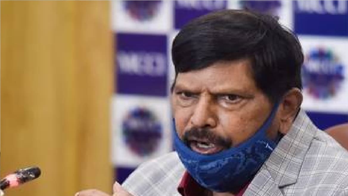 राउत के 'आ देखे जरा' के जवाब में अठावले ने कहा - 'हम भी दिखाएंगे कितना है दम'