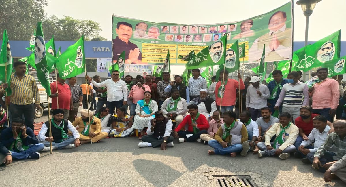 टाटा स्टील समेत 3 कंपनियों के गेट को JMM ने किया जाम, टाटा मोटर्स व टाटा कमिंस के पुणे शिफ्ट होने का विरोध