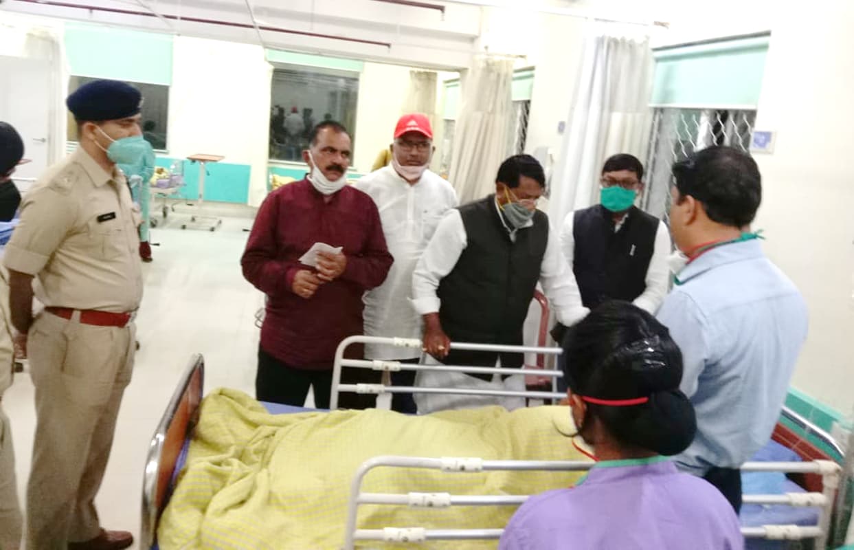 नक्सली मुठभेड़ में घायल जवानों से मिलने मेडिका पहुंचे झारखंड के वित्त मंत्री रामेश्वर उरांव ने की पीएम मोदी के बयान की निंदा नक्सली मुठभेड़ में घायल जवानों से मिलने मेडिका पहुंचे झारखंड के वित्त मंत्री रामेश्वर उरांव ने की पीएम मोदी के बयान की निंदा