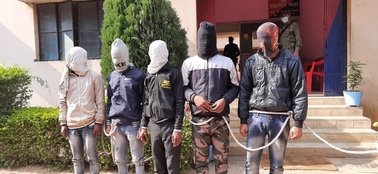 बाइक व बैटरी चोर गिरोह का भंडाफोड़, पिस्टल के साथ 9 अपराधी गिरफ्तार, छह मोटरसाइकिल जब्त