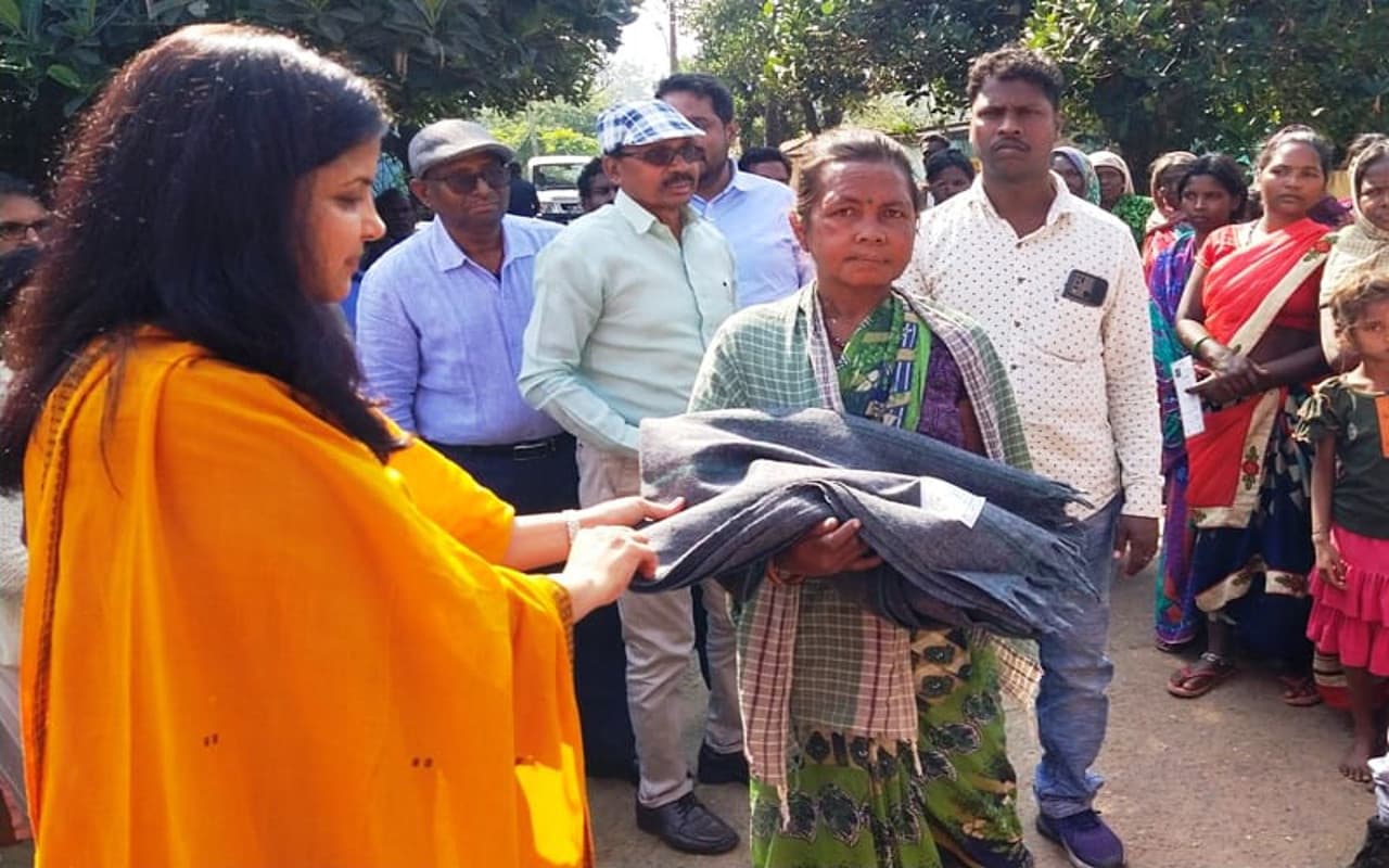 बिरहोर परिवार ने रामगढ़ डीसी को सुनायी समस्या, अधिकारियों को जल्द दूर करने का मिला निर्देश