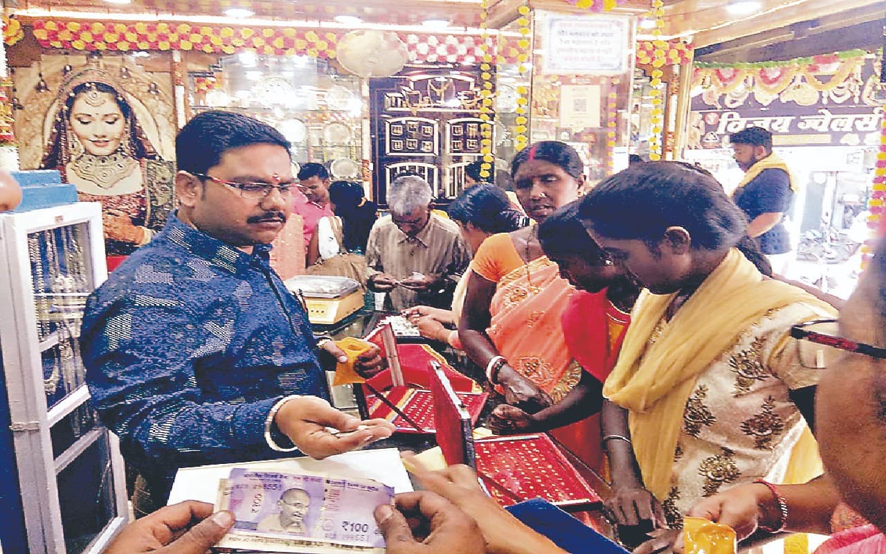 रामगढ़ बाजार धनतेरस में हुआ गुलजार, 150 करोड़ से अधिक का हुआ कारोबार