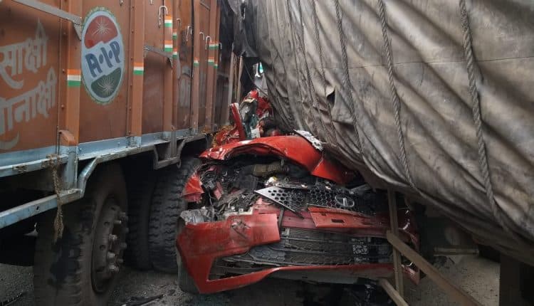 Jharkhand News : रामगढ़ में दो टेलर के बीच पिस गयी जमशेदपुर जा रही कार, 5 माह की बच्ची समेत 3 की मौत