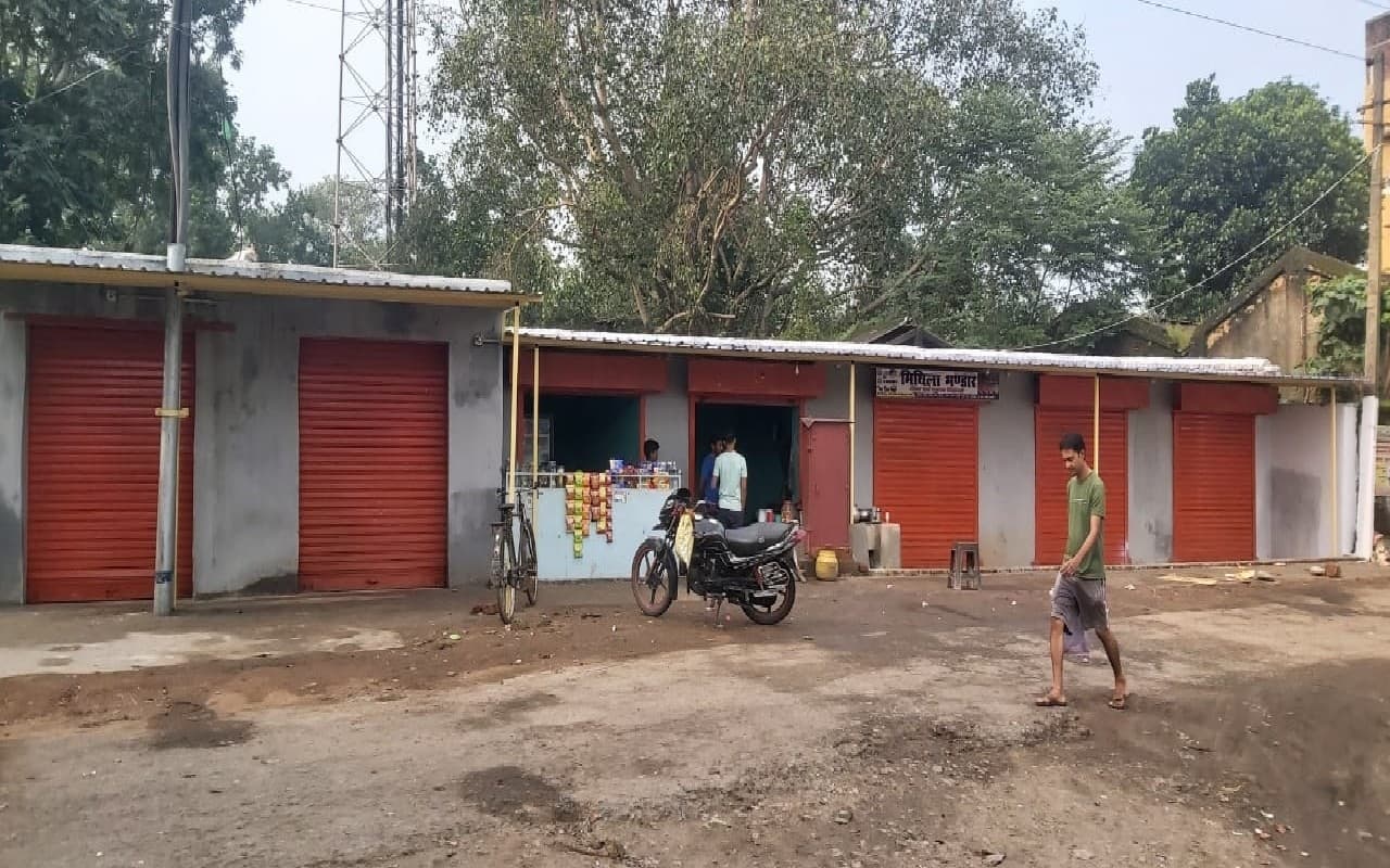 रामगढ़ के डटमा मोड़ में सीसीएल की अधिग्रहित जमीन पर लोगों ने किया कब्जा, चहारदीवारी खड़ी कर बनायी दुकानें